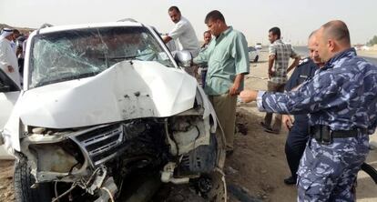 Restos de un vehículo tras un atentado en Kirkuk, este lunes.