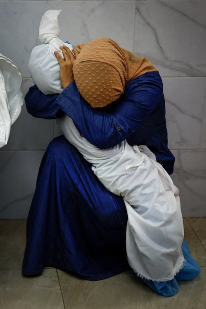 Asia. Una mujer palestina abraza el cuerpo de su sobrina.
Inas Abu Maamar, de 36 años, acunaba el cuerpo de su sobrina Saly, de cinco años, que murió, junto con otros cuatro miembros de la familia, cuando un misil israelí alcanzó su casa en Jan Yunis (Gaza), el 17 de octubre de 2023.