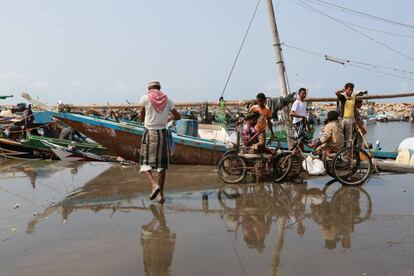 Unos pescadores vuelven de faenar al puerto pesquero de la ciudad de Hodeida, Yemen, en el Mar Rojo, el pasado 14 de marzo de 2018. Unicef denuncia que la ayuda humanitaria entra en el país con cuentagotas, pero no las importaciones comerciales. Los precios de la comida, el combustible y el agua se han disparado.