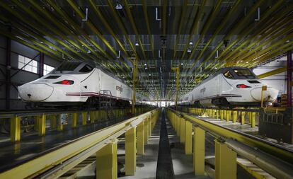 Dos trenes de Talgo en fabricación.