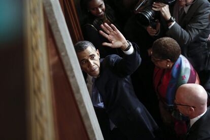 El presidente de los Estados Unidos, Barack Obama (c), sale después de pronunciar su discurso anual sobre el Estado de la Unión ante el Congreso.