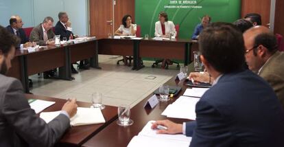 Elena Cort&eacute;s, con los representantes de entidades financieras.