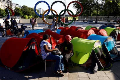 Personas duermen en tiendas de campaña en París durante los Juegos Olímpicos