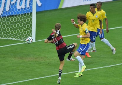 Müller faz o primeiro gol após o escanteio cobrado por Kroos.