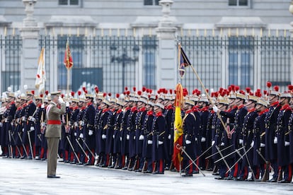 El rey Felipe VI saluda a la bandera de Espa?a.