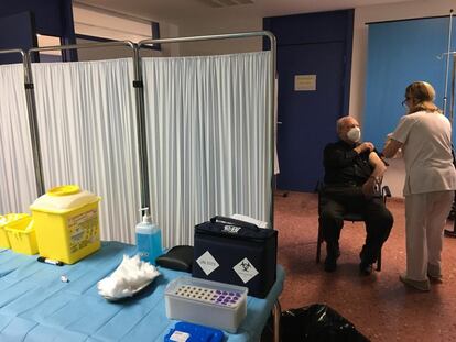 Una enfermera vacuna a un hombre del grupo de mayores de 80 años en el Centro de Salud Zona IV de Albacete (Castilla-La Mancha), este jueves.