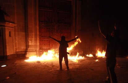 Manifestantes prenden fuego a una de las puertas de Palacio Nacional.