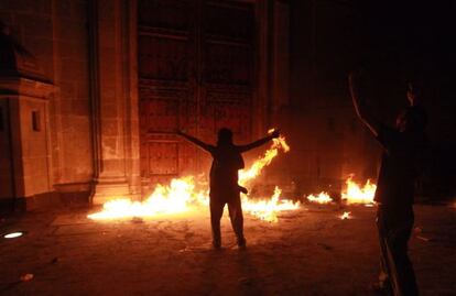 Manifestantes prenden fuego a una de las puertas de Palacio Nacional.