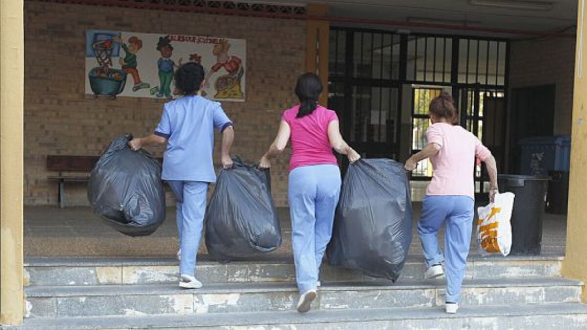 La huelga de limpieza de Jerez obliga a cerrar clases de infantil ...