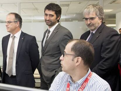 El presidente de la Generalitat, Carles Puigdemont, durante la visita a la Agencia de Ciberseguridad de Cataluña.