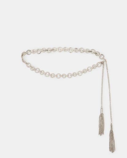 Confeccionado con eslabones forrados de pedrería, este cinturón de Latouche rematado con dos cadenas largas y borlas de flecos metálicos es un accesorio para llevar con vestidos y para darle un plus a unos sencillos vaqueros. (39.95 €)