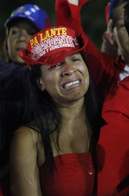 Una seguidora del presidente venezolano, Hugo Chávez, llora en la Plaza Bolívar de Caracas, donde centenares de chavistas lamentan la muerte del mandatario.