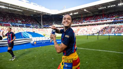 Mapi León, durante la celebración del Barcelona tras proclamarse campeonas de la Champions League femenina el pasado sábado en Eindhoven (Países Bajos).