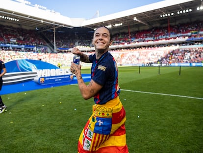 Mapi León, durante la celebración del Barcelona tras proclamarse campeonas de la Champions League femenina el pasado sábado en Eindhoven (Países Bajos).