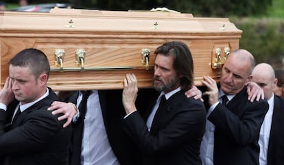 Jim Carrey (en el centro) porta el féretro en el funeral de Cathriona White, celebrado en octubre de 2015.