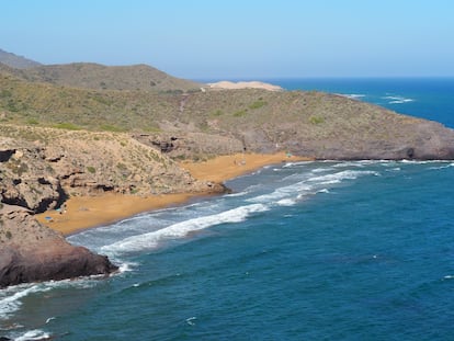 En la playa de Parreño, se halla el arenal más señaladamente nudista y LGBTIQ+ de Cartagena.