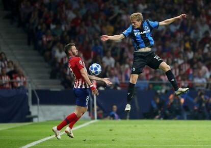 El jugador del Atlético, Saul Ñíguez, controla con el pecho el balón en una acción del partido.