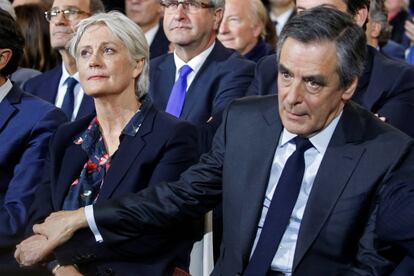 Fillon y su esposa el domingo en Par&iacute;s.