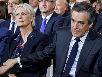 Fillon e sua esposa neste domingo, em Paris.