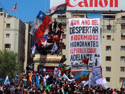 Manifestación en Santiago para celebrar el primer aniversario de las protestas sociales en Chile.