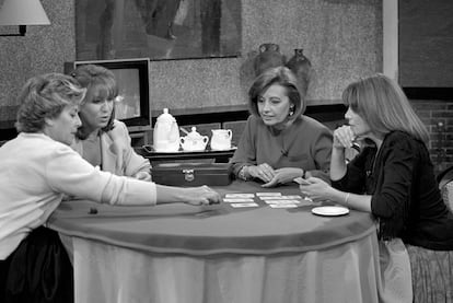 Desde la izquierda, las periodistas Paloma Gómez Borrero, Rosa Villacastín, María Teresa Campos y Carmen Rigalt, en 'Esta es su casa', programa emitido por TVE entre 1990 y 1991. 
