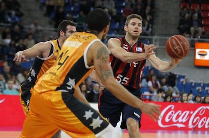 Fabien Causeur pasa a un balón ante el marcaje de James Feldeine.