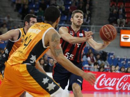 Fabien Causeur pasa a un balón ante el marcaje de James Feldeine.