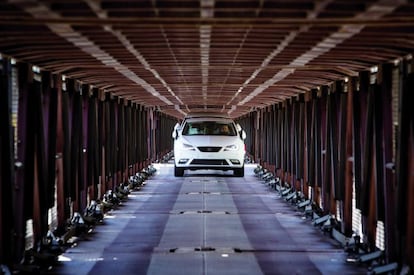 Un coche de Seat es introducido en el vagón de un tren para trasladarlo al puerto de Barcelona