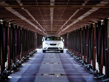 Un coche de Seat es introducido en el vagón de un tren para trasladarlo al puerto de Barcelona