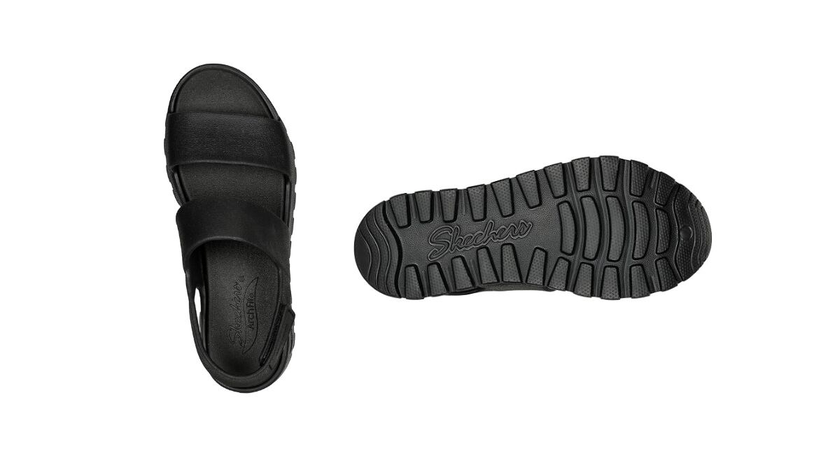 Sandalias Skechers con suela plana.