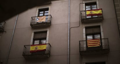 Un edificio de Barcelona con banderas españolas y catalanas.