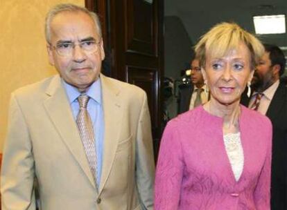 El presidente de la Comisión Constitucional, Alfonso Guerra, y la vicepresidenta del Gobierno, Maria Teresa Fernández de la Vega, a su llega da al Congreso