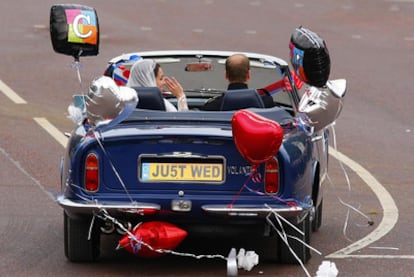 El príncipe Guillermo y Catalina, ya duques de Cambridge, tras la ceremonia de ayer en Londres.