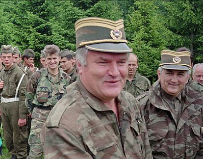 El general Ratko Mladic en una visita a las tropas cerca de Han Pijesak, el 28 de junio de 1996. El TPIY ha hallado culpable al exgeneral serbobosnio de 10 de los 11 cargos de crímenes contra la humanidad de los que se le acusaba.