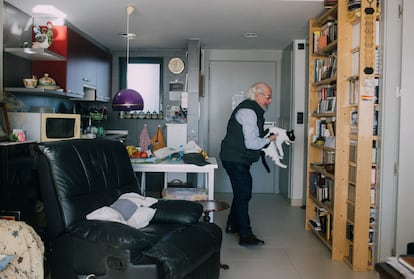 Jaime Moreno y su gata 'Évoli', en su apartamento en Trabensol.