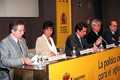 Anna Birulés y José María Aznar, durante la presentación de un proyecto tecnológico en Barcelona.