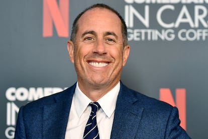 ¿Quién es? Jerry Seinfeld. ¿A cuánto asciende su patrimonio? 800 millones de euros. ¿Cómo amasó su fortuna? Gracias a su serie homónima, que creó y protagonizó, el neoyorquino se convirtió en el primer actor de la historia en ganar un millón de dólares por episodio. Pese a que la NBC le ofreció quintuplicar esa cifra para que grabara una décima temporada de la serie, Seinfeld lo rechazó y se dedicó a disfrutar de su fortuna, su amor por los coches (a los que dedicó su último proyecto televisivo Comedians in cars getting coffee) y ofrecer esporádicos espectáculos de monólogos por valor de unos 30 millones. De cada reposición de su sitcom o venta de derechos a plataformas de streaming Seinfeld se hace con otro buen pellizco, erigiéndose en el intérprete más rico del mundo pese a llevar más de una década semiretirado.