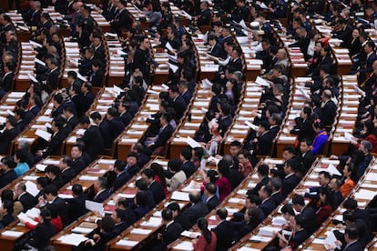 Los delegados asisten a la inauguración de la segunda sesión del 14º Congreso Nacional del Pueblo en el Gran Salón del Pueblo de Pekín, este martes.