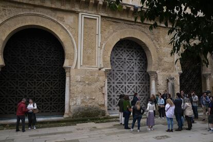 Un grupo de turistas junto a una guía a la entrada de la mezquita-catedral de Córdoba.