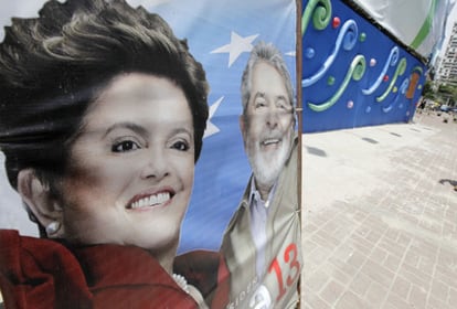 Un cartel electoral de Dilma Rousseff en un barrio de Rio de Janeiro