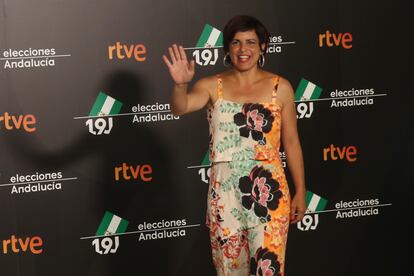 Teresa Rodríguez, candidata de Adelante Andalucía. La candidata de Adelante Andalucía ha confrontado directamente con Vox, reprochándole las posturas de su formación en igualdad, migración o servicios públicos. “Son ustedes la derecha cobarde”, le devolvió a Olona en referencia al apelativo que normalmente emplea su partido para definir al PP. “Se enfrentan a los más débiles, sobre todo si son niños”, añadió en alusión a los inmigrantes menores no acompañados. “Son ustedes el brazo político del terrorismo machista”, ha señalado.