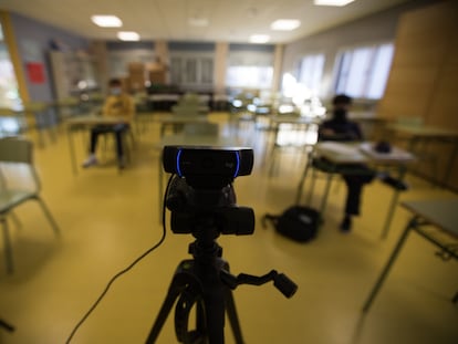 Una cámara transmite una clase por videoconferencia, en un colegio de Madrid.