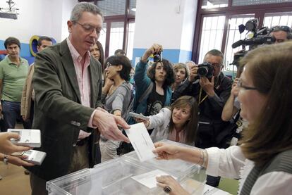 El candidato a la alcaldía de Madrid, Alberto Ruiz-Gallardón, durante su votación.