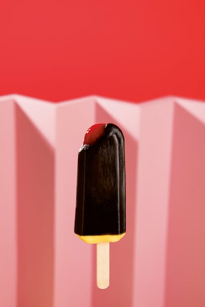 Morder sin miedo.  
El vampiro de los helados españoles se presenta con un inconfundible traje de alta costura heladera: una refrescante, gruesa y crujiente capa negra de hielo sabor cola; un enigmático cuerpo de sirope de fresa y una insinuante base de cremoso helado de vainilla que invita a los más atrevidos a hincarle el diente. El carismático Drácula lleva en cartel con la misma vestimenta desde 1977.