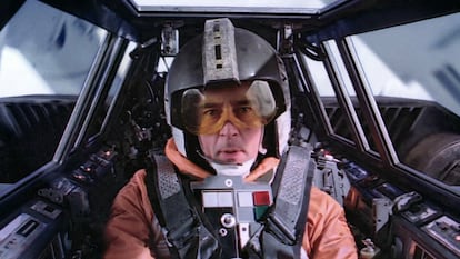  Los pilotos rebeldes y sus Ala X atacando la inmensa Estrella de la Muerte son de las imágenes más características de La Guerra de las Galaxias. Por supuesto, todos recuerdan a Luke, que llegó de la nada y se convirtió en el mejor piloto rebelde solo con volar una vez. Pero antes que él estaban los Porkins, Biggs y, ante todo el señor Wedge Antilles, héroe de Yavin (único superviviente junto a Luke de la explosión de la primera estrella de la muerte), de Hoth (fue el primero en derribar uno de los monstruosos AT-AT en el planeta helado) y rematador del Imperio al destruir también la segunda Estrella de la Muerte. El verdadero héroe rebelde que vivió bajo la sombra de Skywalker.