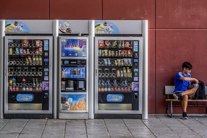 DVD1178 (14/09/2023). Sevilla. Máquinas expendedoras de zumos azucarados, refrescos y bebidas energéticas en la puerta de la Facultad de Comunicación de la Universidad de Sevilla. FOTO: PACO PUENTES (ELPAIS)