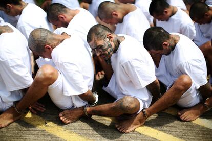 Miembros de la mara Salvatrucha esperan esposados a su llegada a la cárcel de máxima seguridad en Zacatecoluca, El Salvador.