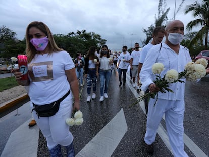 Manifestantes en la marcha por la paz del pasado 11 de noviembre tras la brutal represión de la policía en Cancún, México.