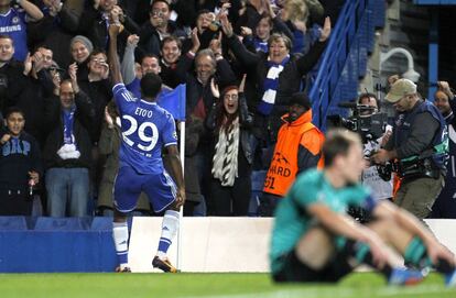 Eto'o celebra su segundo gol.