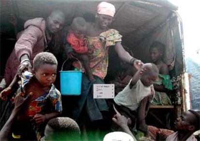 Mujeres refugiadas procedentes de Costa de Marfil llegan con sus hijos a un centro de la ONU en Liberia.